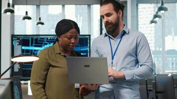 Teamarbeit Programmierer im Büro Überprüfung ai System Metriken, Überwachung Performance Dashboards. Technik Unternehmen Mitarbeiter Tuning neural Netzwerke mit Werkzeuge auf Laptop, Kamera ein video