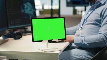 tekniker utvecklande tillämpningar använder sig av krom nyckel läsplatta, integrering ai Nästa till kontor arbetskamrater. optimistisk den specialist felsökning tillämpningar med isolerat skärm enhet , kamera en video