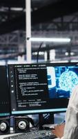 vertical datos centrar hembra programador utilizando máquina aprendizaje algoritmos a analizar conjuntos de datos. africano americano mujer en servidor granja utilizando ai neural redes a reconocer datos patrones, cámara un video