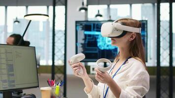 weiblich Techniker tragen vr Brille Codierung mit ai Sprache Modell- Hilfe im Anfang Büro. jung Frau mit virtuell Wirklichkeit integrieren llm Assistent Vorschläge in Code Editor, Kamera ein video