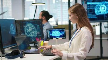 junior dev i kontor förlitar på ai tech till springa uppgifter tvärs över flera olika enheter, övervakning framsteg på skärmar. ung arbetstagare användningar neuralt nät till utveckla artificiell intelligens modeller, kamera en video