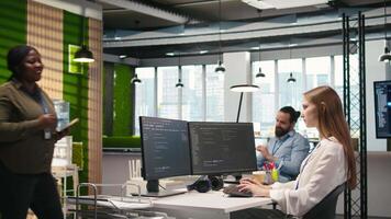 accueillant équipe assistant interne développement artificiel intelligence des modèles pour affaires analytique. amical collègues de travail portion junior dev fonctionnement simulations pour ai conduit prévision, caméra une video