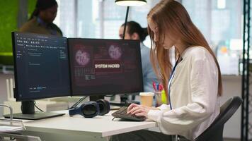 jovem programador dentro escritório solicitações de Socorro a partir de isto experts detecção e bloqueio hacker intrusão. estagiário assistido de funcionários membros coordenando incidente resposta para rede ataque, Câmera uma video