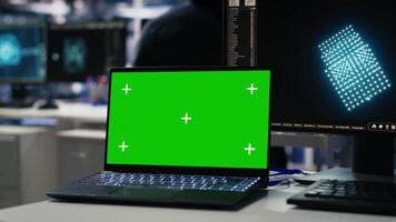 data Centrum ingenjör arbetssätt på neuralt nätverk programvara utveckling på krom nyckel bärbar dator. server rum den specialist genomförande maskin inlärning teknologi använder sig av isolerat skärm anteckningsbok, kamera en video