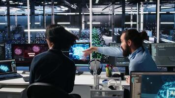 data Centrum team av ingenjörer påfrestande till fixera kritisk fel varning medan använder sig av ai. server bruka lagarbete kollegor reparation tekniskt fel dyka upp medan använder sig av artificiell intelligens teknik, kamera en video