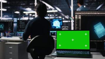 cerca arriba de aislado pantalla ordenador portátil en datos centrar usado por programador gerente ai sistemas para tiempo de actividad y eficiencia. administración utilizando artificial inteligencia tecnología en Bosquejo cuaderno en servidor centro, cámara un video