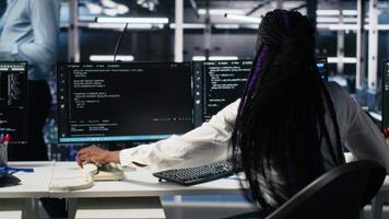 ingeniero en datos centrar respuestas teléfono llamar, ayudando los usuarios con ai solución de problemas. servidor habitación eso especialista negociaciones en teléfono llamar, gerente clientela cuestiones utilizando artificial inteligencia, cámara un video