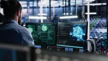 server azienda agricola programmatori vedendo pirateria avvertimento, Lavorando per sicuro sistemi a partire dal attacco informatico accesso confidenziale dati. squadra di dati centro collaboratori combattente virus durante sicurezza violazione, telecamera un' video