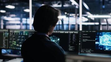 datos centrar ingeniero utilizando computadora a monitor neural red ai llm visualización. eso profesional utilizando ordenador personal a supervisar servidores potenciando máquina aprendizaje procesos, cámara un video