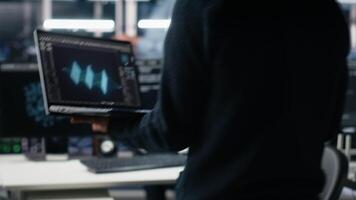 técnico llegando en datos centrar oficina, codificación con asistencia. eso experto sentado a escritorio, comenzando trabajo en artificial inteligencia grande idioma modelo resolviendo tareas, cámara un video