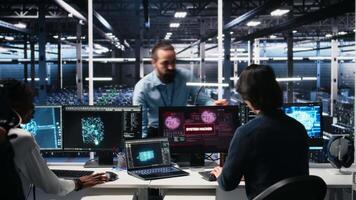 tecnici nel ai server centro in preda al panico di pirateria tentativo furto sensibile azienda dati. squadra di dati centro esso esperti combattente computer virus attivato di sicurezza sistemi, telecamera un' video