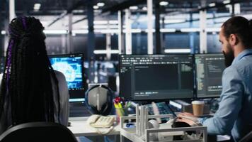 gegevens centrum systeem beheerders gebruik makend van machine aan het leren algoritmen Aan pc naar analyseren gegevenssets. server boerderij medewerkers gebruik makend van ai neurale netwerken Aan apparaten naar herken gegevens patronen, camera een video