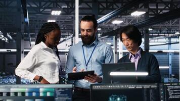 porträtt av leende ingenjörer i server rum använder sig av ai till recension infrastruktur diagnostik. glad den medarbetare i data Centrum analyserar prestanda data använder sig av artificiell intelligens, kamera en video