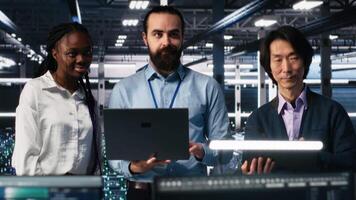 retrato de sonriente ingenieros en datos centrar código con asistencia. contento eso expertos haciendo lluvia de ideas, apalancamiento artificial inteligencia grande idioma modelo a resolver tareas, cámara un video