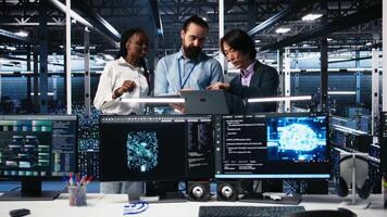 contento datos centrar compañeros de trabajo supervisión neural red ai llm visualización. alegre trabajadores en alto tecnología instalaciones utilizando dispositivos a supervisar servidores potenciando máquina aprendizaje procesos, cámara un video