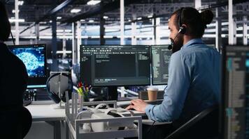 data Centrum administration använder sig av ai assistent till förse användare teknisk Stöd och lösningar till användare. server bruka den expert- hantera leva Stöd samtal assisterad förbi artificiell intelligens chatbot, kamera en video