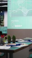 verticale moderno aziendale spazio si siede vuoto dopo ore con previsione grafici e attività commerciale analitica visualizzato attraverso il parete. cattura il in ritardo notte gestione e pianificazione evento. progetto intuizione. video