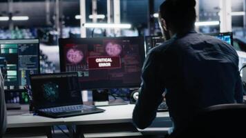 irritado dados Centro programador esmagador mesa, chateado de malfuncionando engrenagem enquanto usando ai tech. louco servidor cubo isto especialista desapontado de erros dentro falha artificial inteligência Programas, Câmera uma video