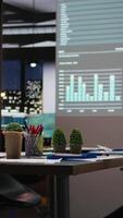 verticale professionale spazio di lavoro nel un' multinazionale impresa Spettacoli un vuoto buio ufficio dopo ore, raggiante con dati approfondimenti, previsione proiezioni e digitale grafici per attività commerciale pianificazione. video
