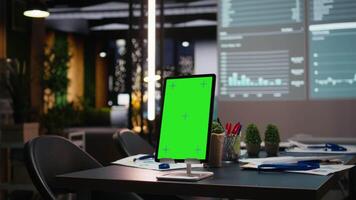 modern tömma styrelserum med kopia Plats på läsplatta och data diagram på projektioner, dator genererad prognoser visas tvärs över de väggar. efter timmar förberedelse och strategisk inriktning. video