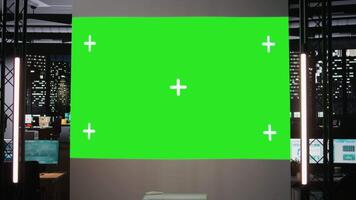 leeren Sitzungssaal im ein global Unternehmen zeigt an Chroma Schlüssel Projektionen und Daten Diagramme auf Papiere, reflektieren ein korporativ Kultur Analytik und Fachmann Planung. nach Std Einweisung. video