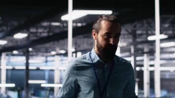 dati centro sistema amministratore in mostra supercomputer Ingranaggio e ai tecnologia, le riprese presentazione tour. server camera esso esperto presentazione artificiale intelligenza neurale reti tecnologia, telecamera un' video