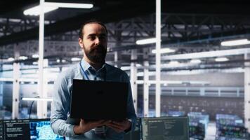 dati centro manager regali ai tecnologia per azionisti, dimostrando predittivo Manutenzione capacità. uomo riunione investitori su server centro artificiale intelligenza infrastruttura, telecamera un' video