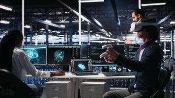 datos centrar ingeniero utilizando virtual realidad, gerente ai sistemas para tiempo de actividad y eficiencia. eso empleado utilizando vr auriculares y artificial inteligencia tecnología en servidor centro, cámara un video