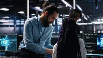 sistema administrador y empleado en datos centrar codificación con . equipo líder y eso trabajador apalancamiento artificial inteligencia grande idioma modelo tecnología en servidor centro, cámara un video