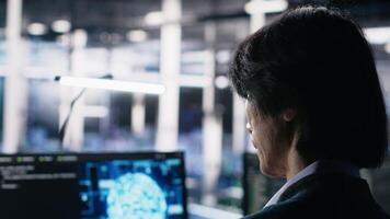 software desarrollador en datos centrar codificación con asistencia. eso especialista apalancamiento artificial inteligencia grande idioma modelo a resolver Tareas en servidor granja, cámara un video