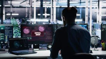 irriterad data Centrum programmerare kämpar med felfunktioner medan använder sig av ai verktyg. frustrerad server nav arbetstagare upprörd förbi fel medan använder sig av artificiell intelligens till optimera systemet hälsa, kamera en video