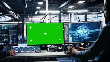 server rum tekniker använder sig av ai på grön skärm pc till recension diagnostik. den arbetstagare i data Centrum analyserar prestanda data använder sig av artificiell intelligens på krom nyckel dator, kamera en video
