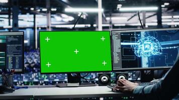 datos centrar ingeniero utilizando máquina aprendizaje algoritmos en verde pantalla ordenador personal a analizar conjuntos de datos. servidor granja trabajador utilizando ai neural redes en Bosquejo computadora a reconocer datos patrones, cámara un video