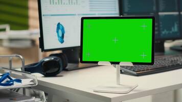 tömma kontor miljö ställer ut tech verktyg av grön skärm och Resurser grundläggande för företag planera, prestanda analys och de utveckling av insikter för innovation. video