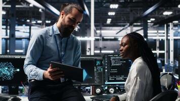 data Centrum teknik team medlemmar samarbetande på neuralt nätverk programvara utveckling. server nav medarbetare genomförande maskin inlärning teknologi i arbetsplats, kamera en video