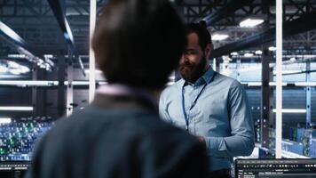 datos centrar técnico utilizando ordenador portátil a monitor neural red ai llm visualización. eso especialista en alto tecnología instalaciones utilizando cuaderno a supervisar servidores potenciando máquina aprendizaje procesos, cámara un video