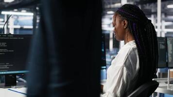 hembra programador en datos centrar comentarios ai diagnóstico, analizando neural red actuación. servidor cubo eso experto optimiza artificial inteligencia sistemas configuración, cámara un video