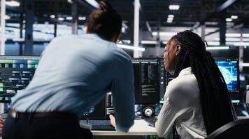 travail d'équipe Les données centre techniciens en utilisant machine apprentissage algorithmes à analyser grand ensembles de données. serveur pièce collègues recueillies ensemble à bureau, collaborer, en utilisant ai neural les réseaux, caméra une video