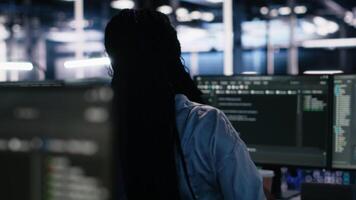 datos centrar administración enseñando interno a monitor neural red utilizando ai. eso experto y africano americano mujer a trabajo utilizando artificial inteligencia a supervisar servidores potenciando máquina aprendiendo, cámara un video