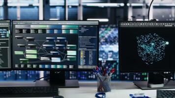 server rum pc skärmar spårning stordatorer bearbetning stor skala maskin inlärning datauppsättningar för artificiell intelligens operationer. dator visas övervakning redskap Begagnade i ai modell utveckling video