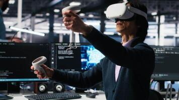 programador usando vr óculos dentro dados Centro, codificação com assistência. isto especialista usando virtual realidade, aproveitando artificial inteligência ampla língua modelo para resolver tarefas, Câmera uma video