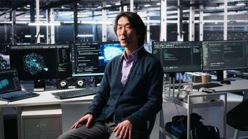 datos centrar administración ondulación mano, rodaje presentación recorrido, exhibiendo computadoras centrales y ai tecnología. optimista asiático hombre en servidor habitación presentación artificial inteligencia neural redes tecnología, cámara un video
