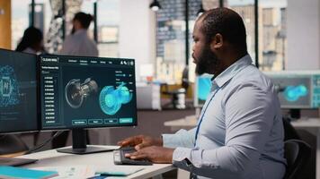 ingegnere Lavorando su vento turbina simulazione nel ufficio utilizzando artificiale intelligenza. rd Dipartimento lavoratore utilizzando ai Tech e mascalzone programma, fare rinnovabile energia generazione ingegneria, telecamera B video