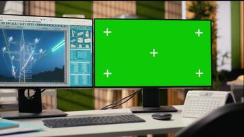 digital poder líneas analítica tablero en verde pantalla ordenador personal demostración métrica usado a optimizar red. croma llave computadora en oficina usado a analizar sensor datos desde energía generador transmisión torre video
