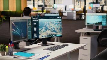 arbetstagare går in kontor, användningar elektrisk rutnät och vind bruka layout optimering verktyg till förbättra rena energi system. tekniker börjar arbete på kraft rader och trogen vind turbin simulering, kamera b video