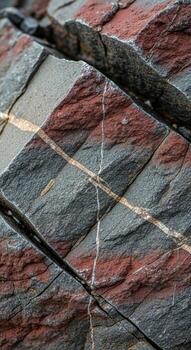 intrincado natural rock formación mostrando un sorprendentes diagonal modelo de rojo y gris capas con sutil veteado foto