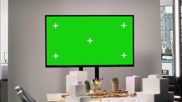 utveckling och fast egendom planera med kopia Plats på TV i tömma kontor, highlighting stad planera strategi, zonindelning föreskrifter och infrastruktur tillväxt för hus och sanering projekt. video