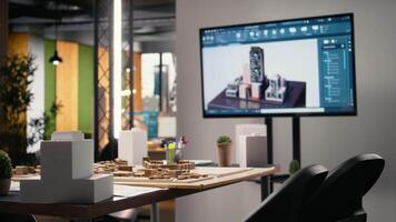 utveckling arbetsyta med tömma skrivbord redo för fast egendom investering strategier, terar arkitektonisk ritningar, hus planer och webbplats förberedelse för hållbar urban tillväxt. video