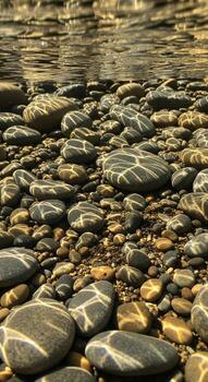 luz de sol moteado mediante claro agua sobre suave cauce piedras creando resumen patrones foto
