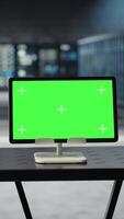 vertikal grön skärm läsplatta i data Centrum vänster löpning förbi ingenjörer för programvara uppdateringar. attrapp enhet i server nav optimerande infrastruktur superdatorer konfiguration för hög prestanda video